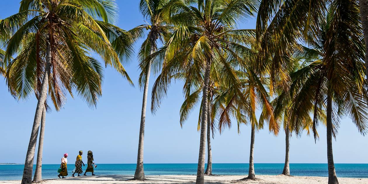 Femmes marchant sur plage de Pangane - Mozambique