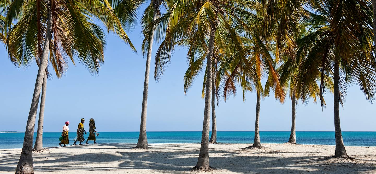 Femmes marchant sur plage de Pangane - Mozambique