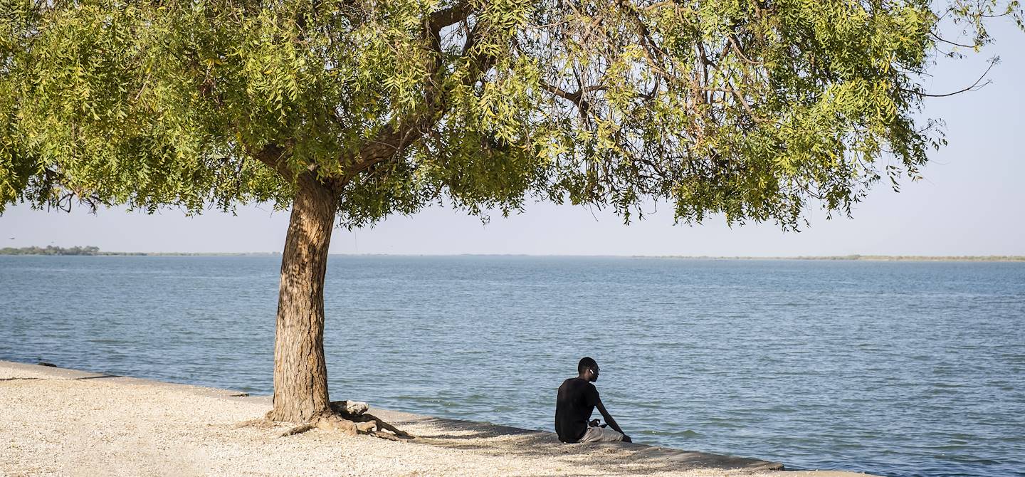 Homme se reposant près du fleuve de Saint Louis - Sénégal