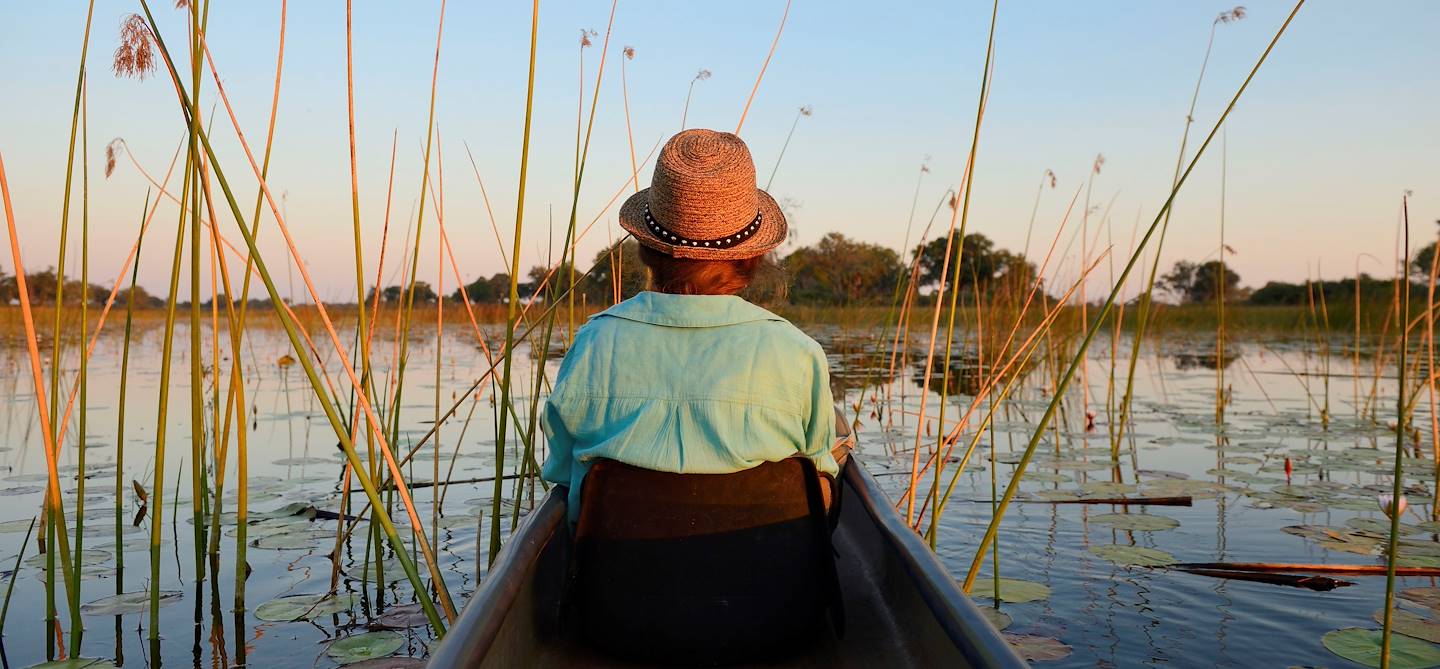 Traversée des marais en mokoro dans le Delta de l'Okavango - Bostwana