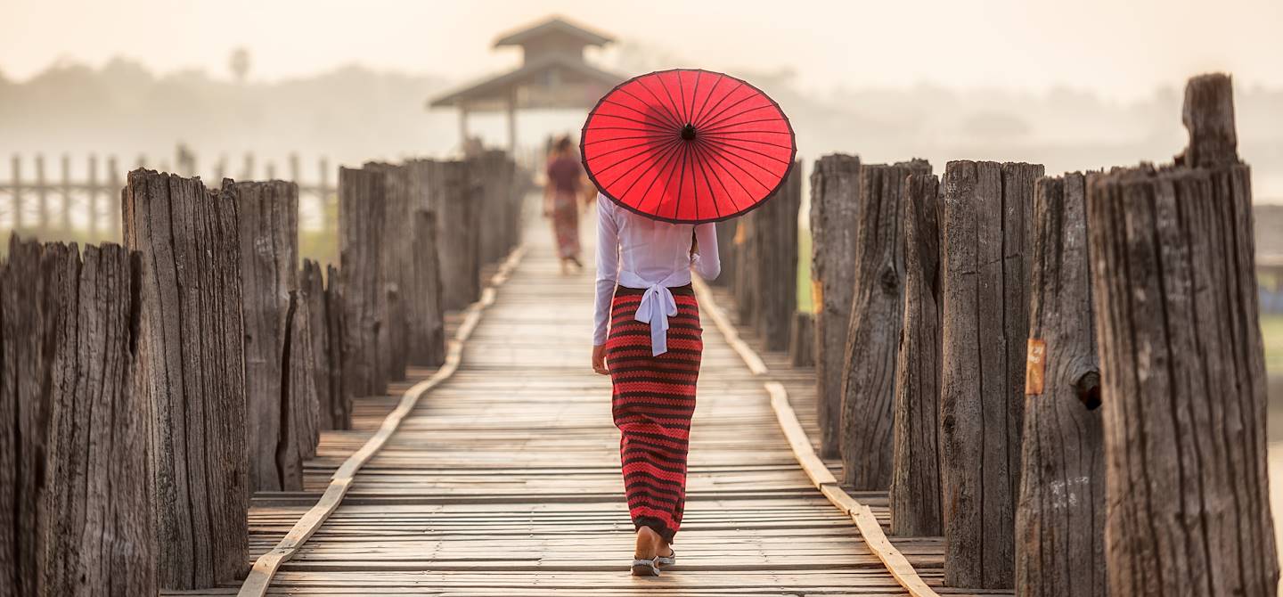 Femme sur le pont en bois de teck de U Bein - Amarapura - région de Mandalay - Birmanie