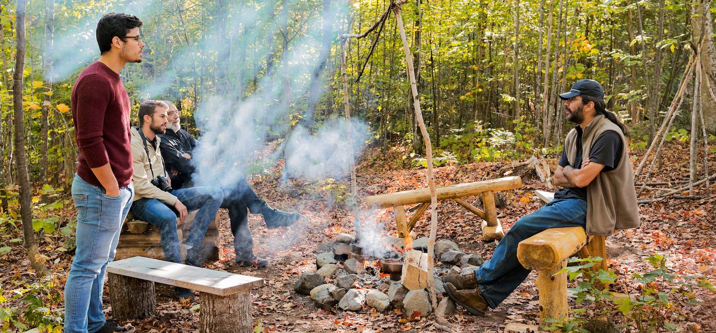 Rencontre avec les Amérindiens autour d'un feu de camp - Rawdon - Québec - Canada