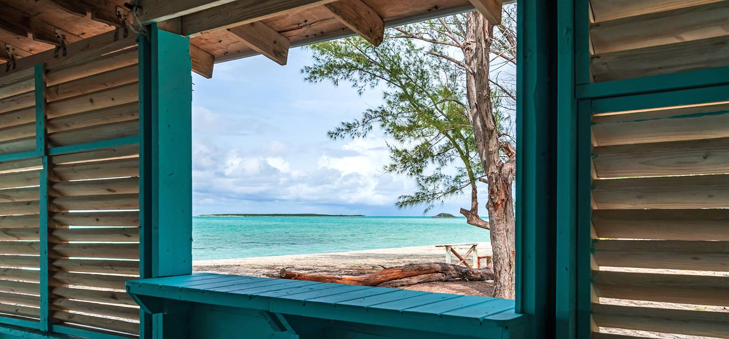 Vue sur la plage à travers la fenêtre - Bahamas