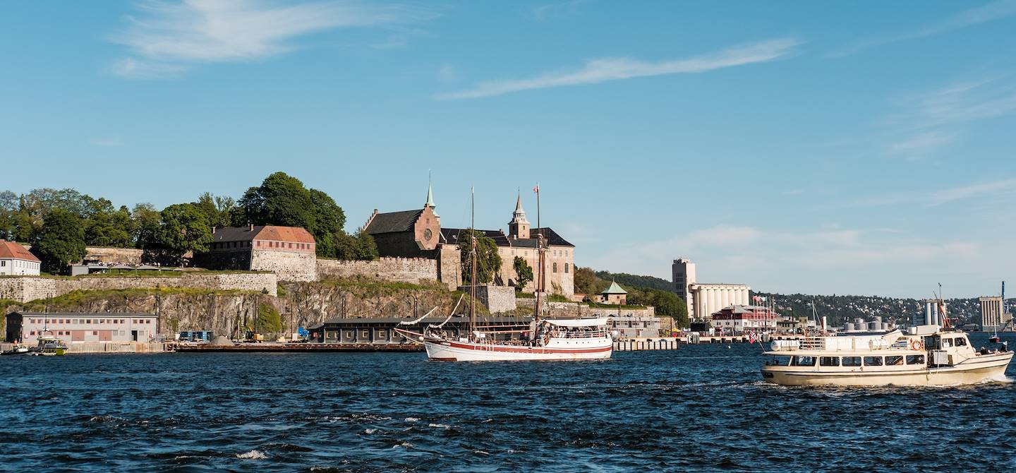Bateaux devant la Citadelle d'Akershus - Oslo - Norvège