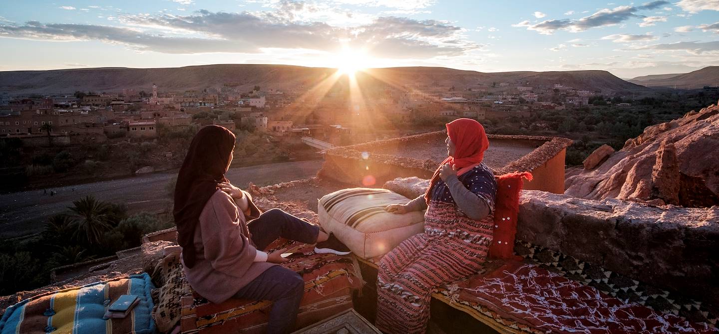 Femmes sur une terrasse du Ksar Aït Benhaddou, au coucher du soleil - Maroc