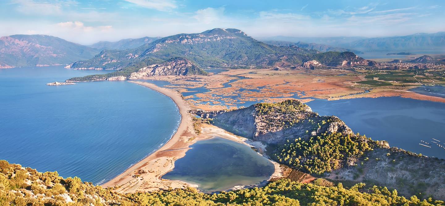Plage d'Iztuzu avec le delta de Dalyan et le lac Sueluenguer Goelue - Turquie