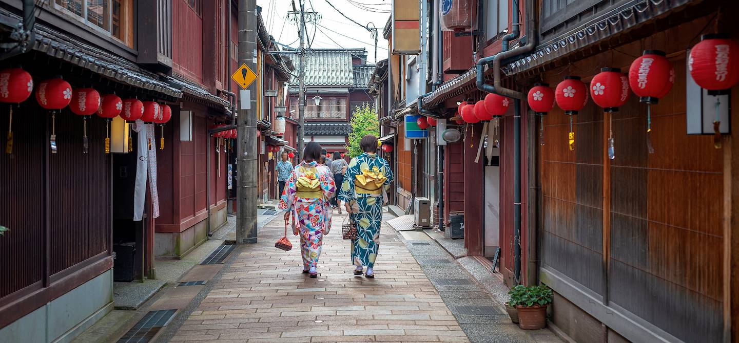 Japoanaises en tenues traditionnelles dans les rues de Kanazawa - Préfecture d'Ishikawa - Japon
