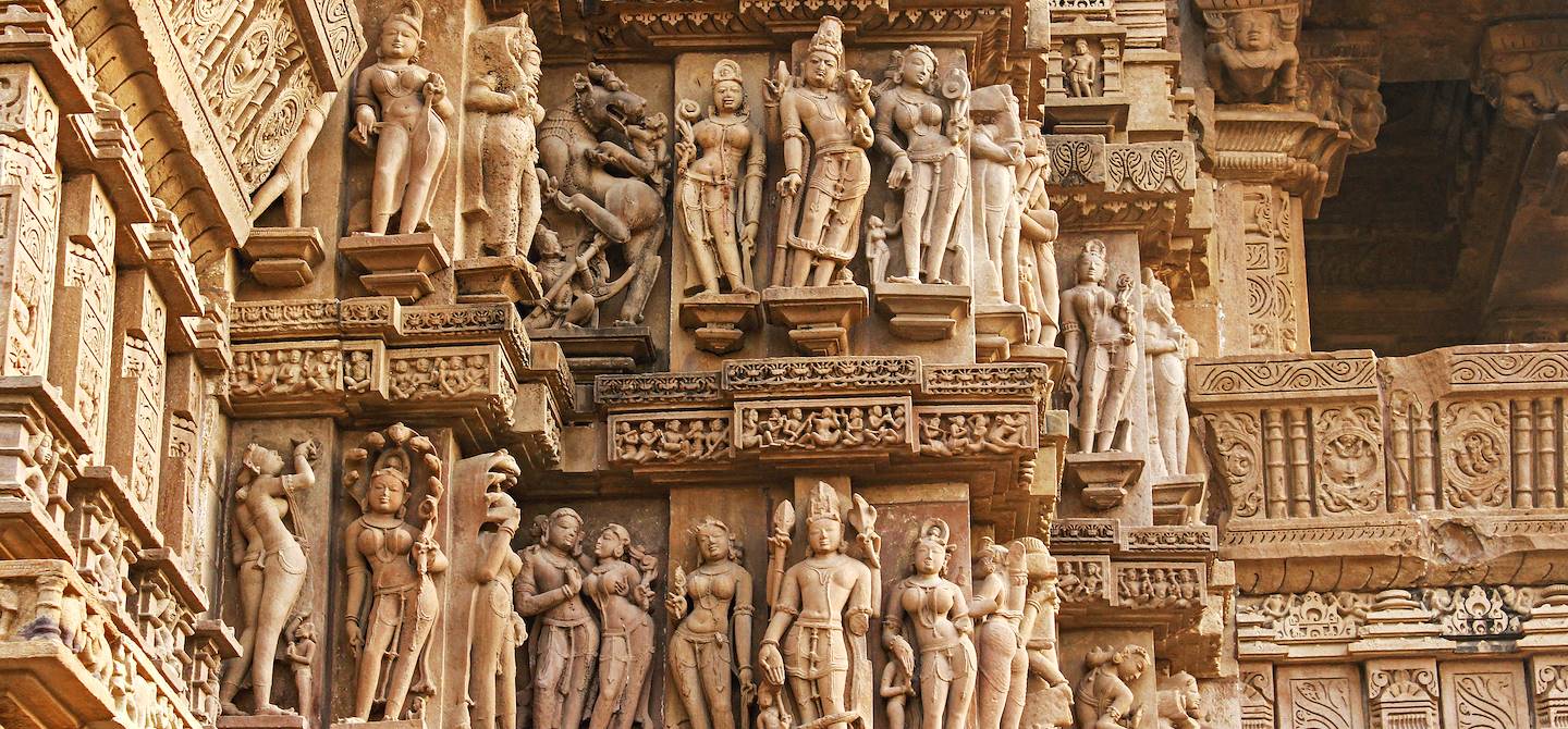Détail des sculptures des dieux et déesses hindous sur le Temple de Khajuraho - Inde