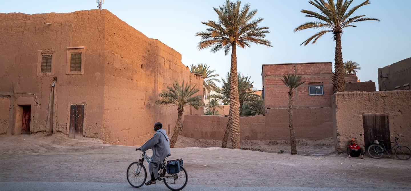 Homme à vélo dans une rue de Tinejdad - Maroc