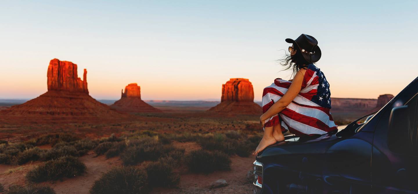 Femme admirant le coucher de soleil sur Monument Valley - Etas-Unis