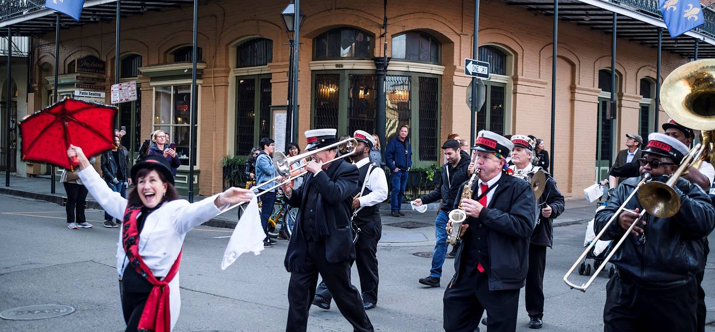 Une fanfare anime les rues du Quartier Français - Nouvelle Orléans - Louisiane - Etats Unis