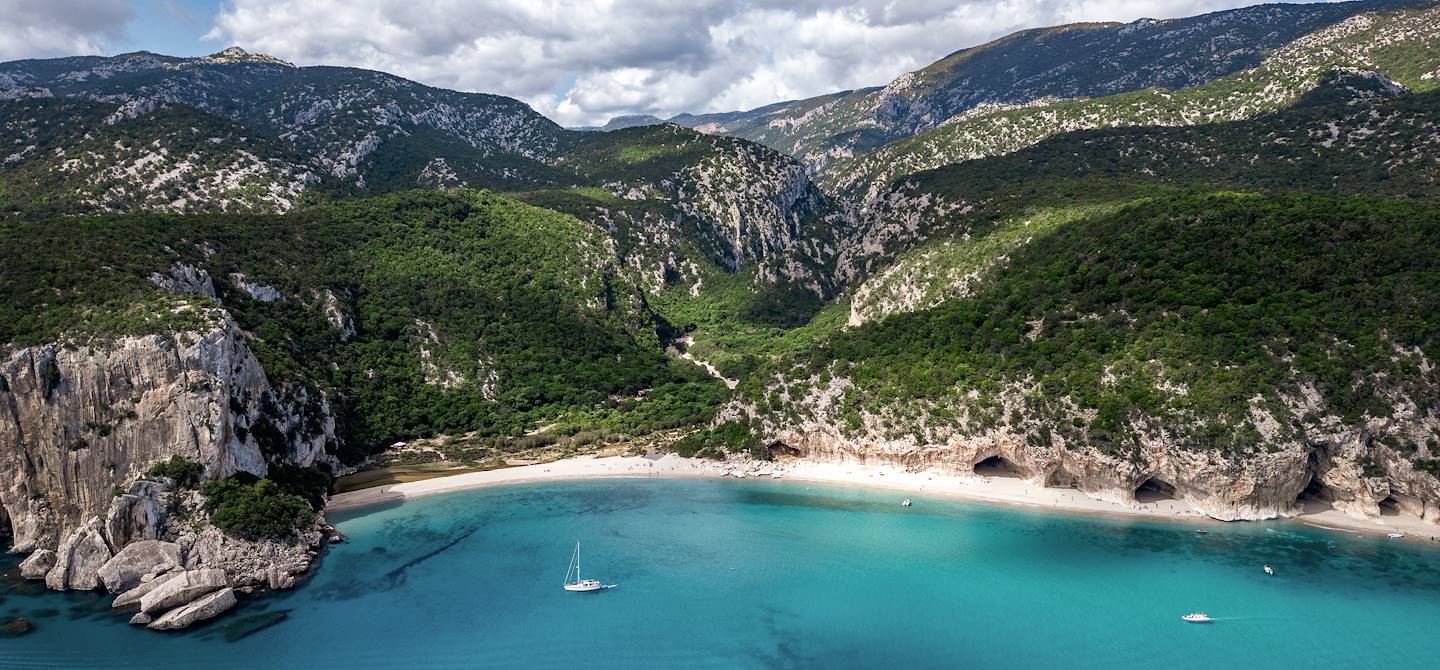 Plage de Cala Luna dans le golfe d’Orosei - Sardaigne - Italie