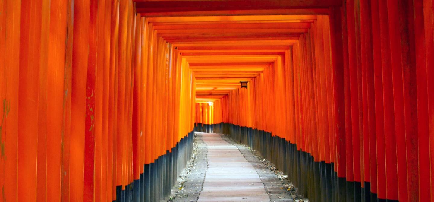 Torii vers le sanctuaire shinto Fushimi Inari Taisha de Kyoto - Japon