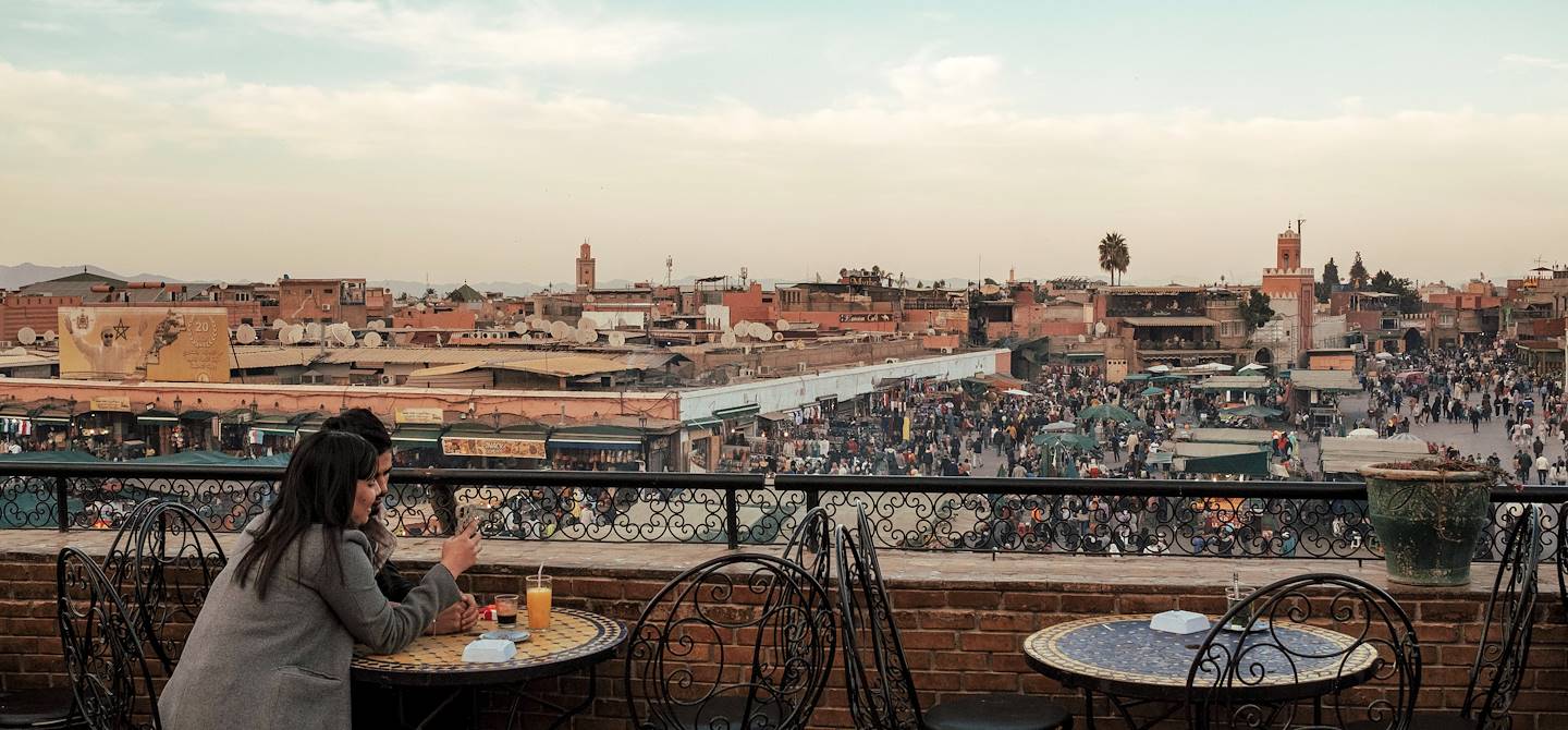 Femme sur la terrasse du "Le Grand Balcon du Café Glacier", Place Jemaa El Fna - Marrakech - Maroc