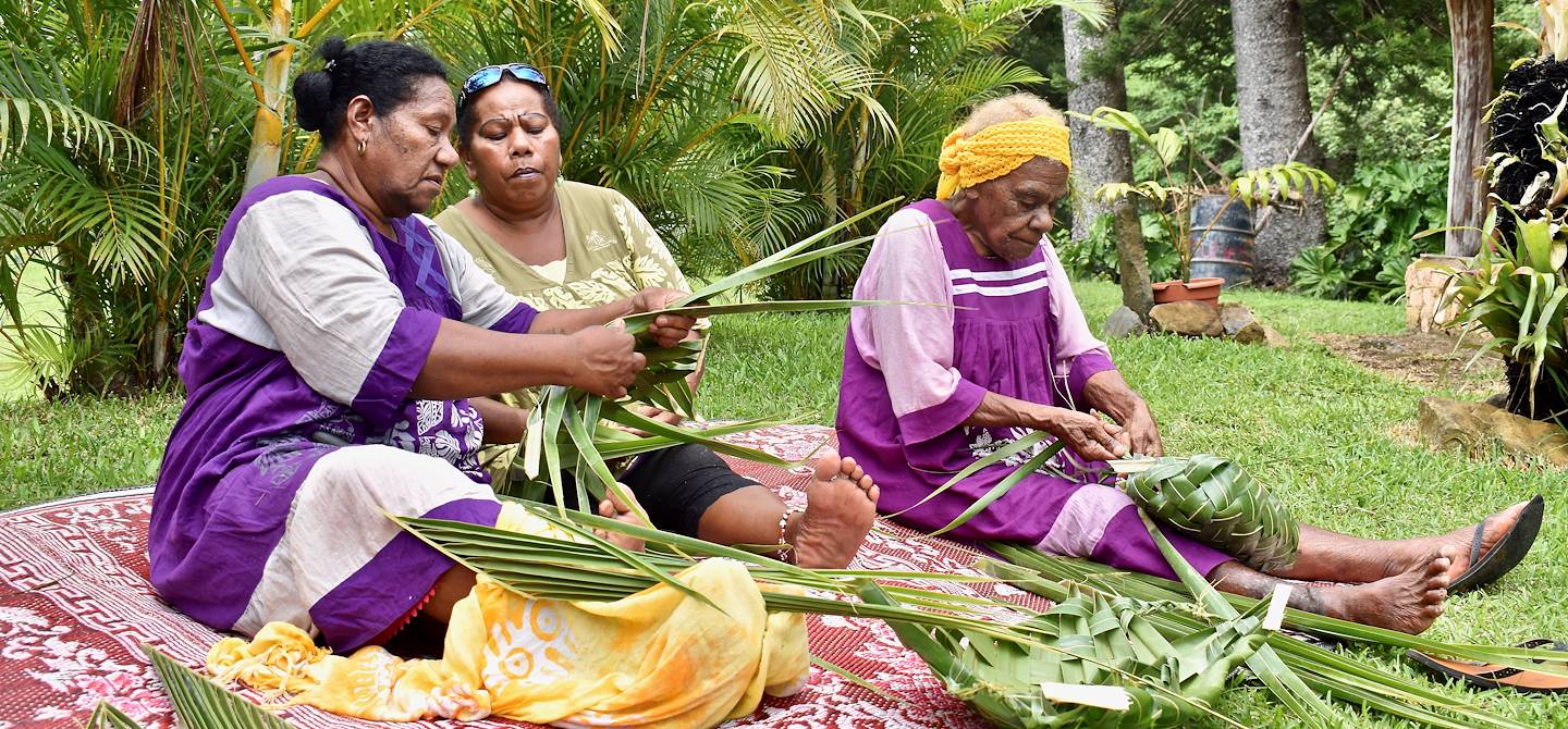 Atelier de tressage dans la tribu de Oui Poin - Côte Ouest - Nouvelle Calédonie