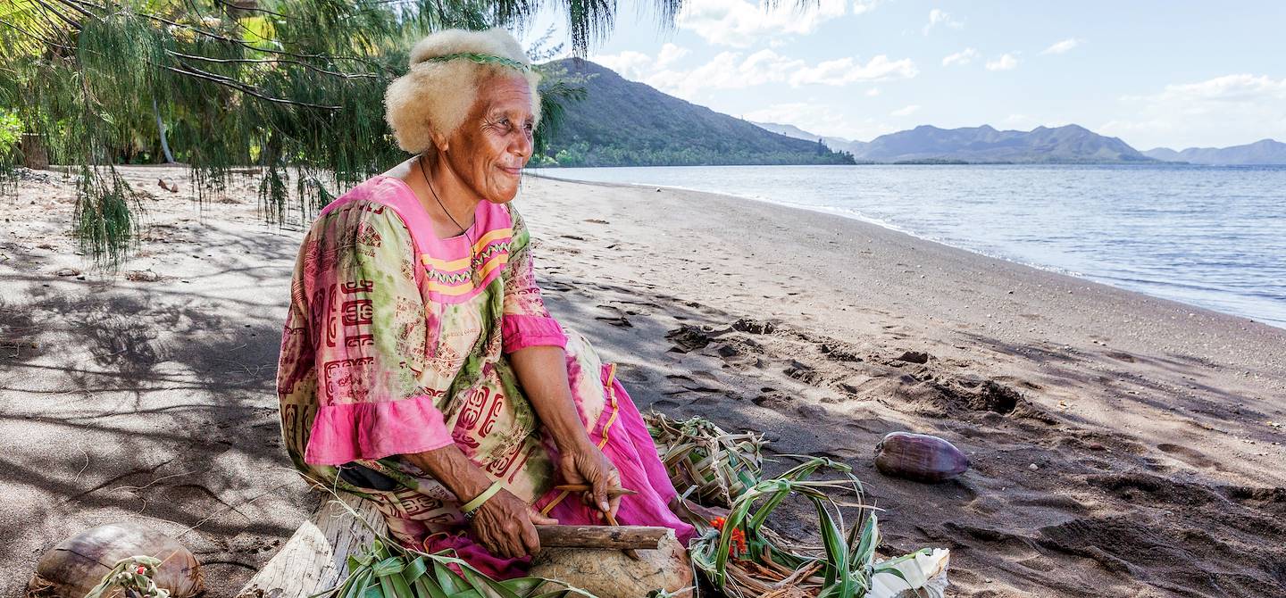 Femme Kanak sur une plage de Thio - Côte Est  - Nouvelle Calédonie