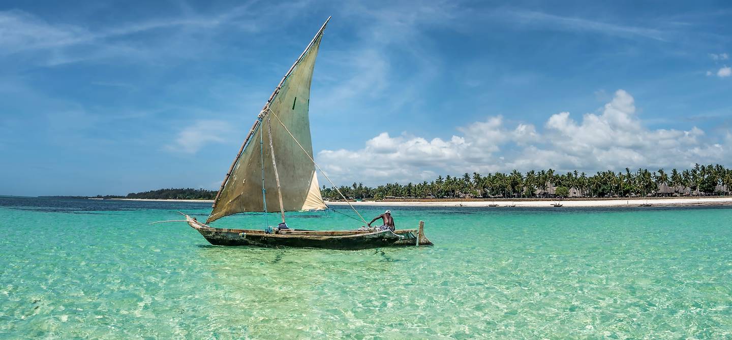 Pêcheur sur la plage de Diani - Kenya