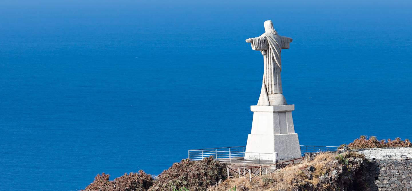 Statue du Christ roi dans la réserve marine du Garajau - Madère - Portugal