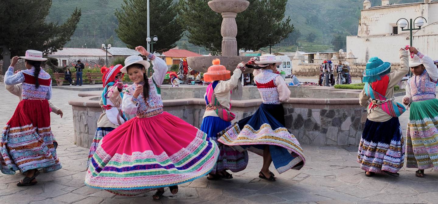 Danse traditionnelle du Wititi, sur la place du village - Yanque - Canyon du Colca - Pérou