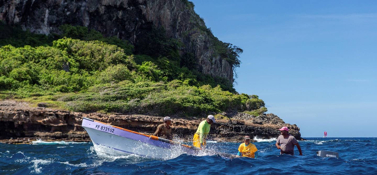 Pêcheurs à bord d'une yole, bateau typique des Antilles - Martinique