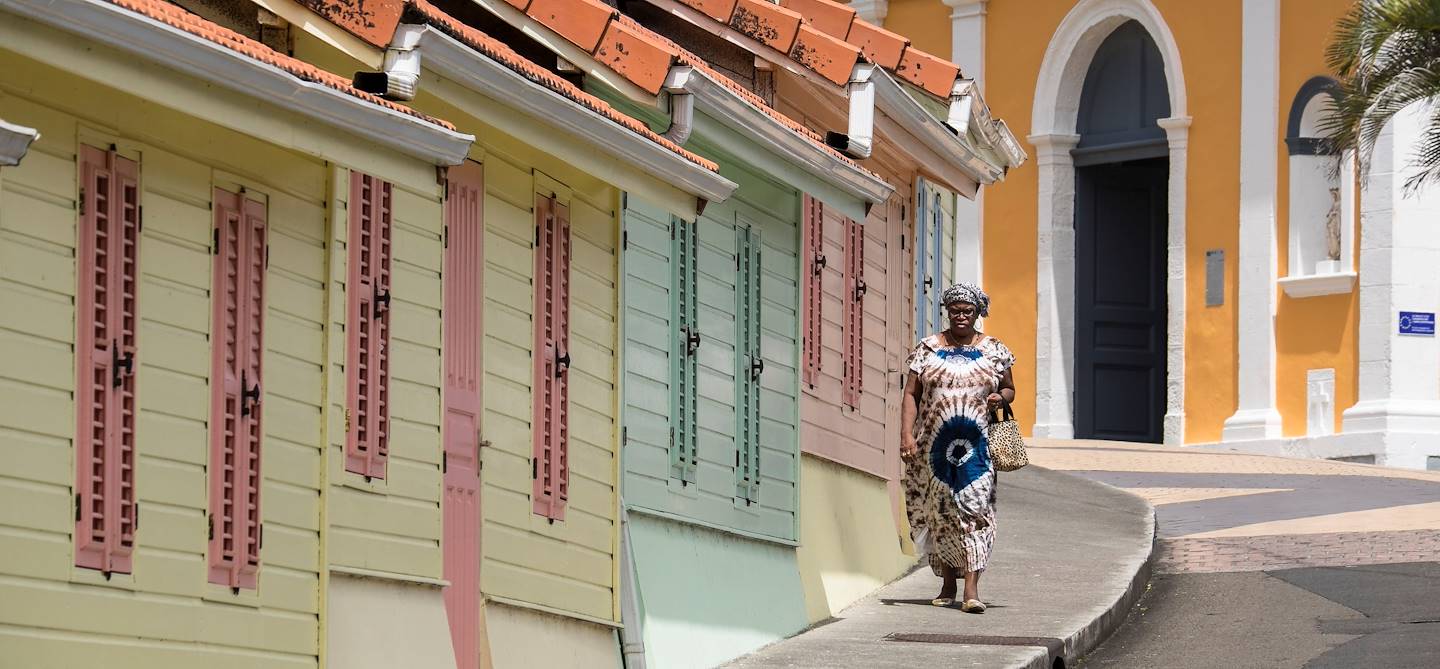 Scène de vie dans les rues colorées de Grand Rivière - Martinique