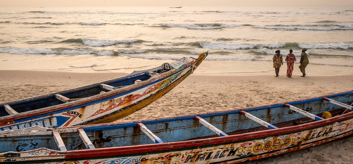 Scène de vie sur la plage, au coucher du soleil - Saint Louis - Sénégal