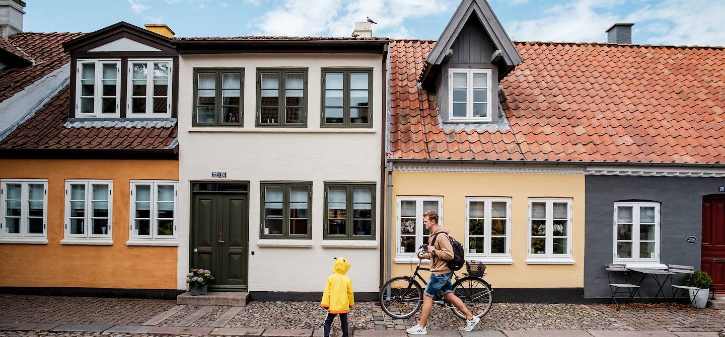 Scène de vie dans une rue pavée d'Odense - Danemark
