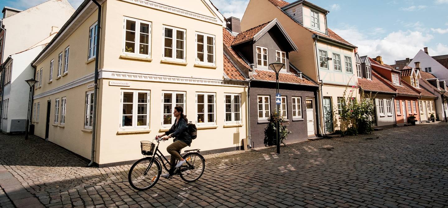 Cycliste dans une rue pavée d'Odense - Danemark