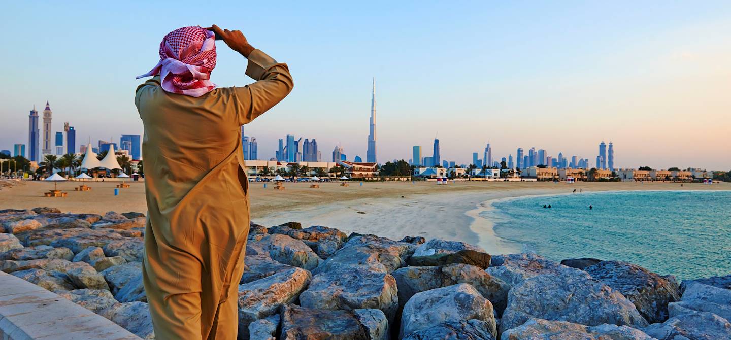 Vue sur la ville de Dubaï depuis la plage de Jumeirah - Emirats Arabes Unis