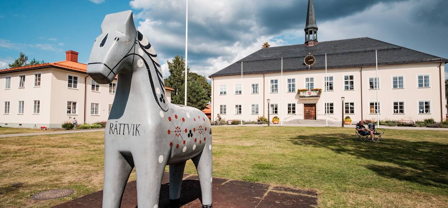 Cheval de Dalécarlie devant l'hôtel de ville de Rattvik - Comté de Dalécarlie - Suède