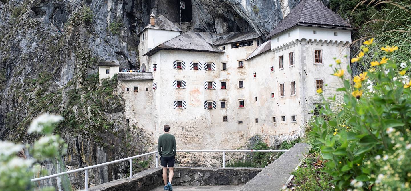 Château de Predjama encastré dans une falaise abrupte - Slovénie