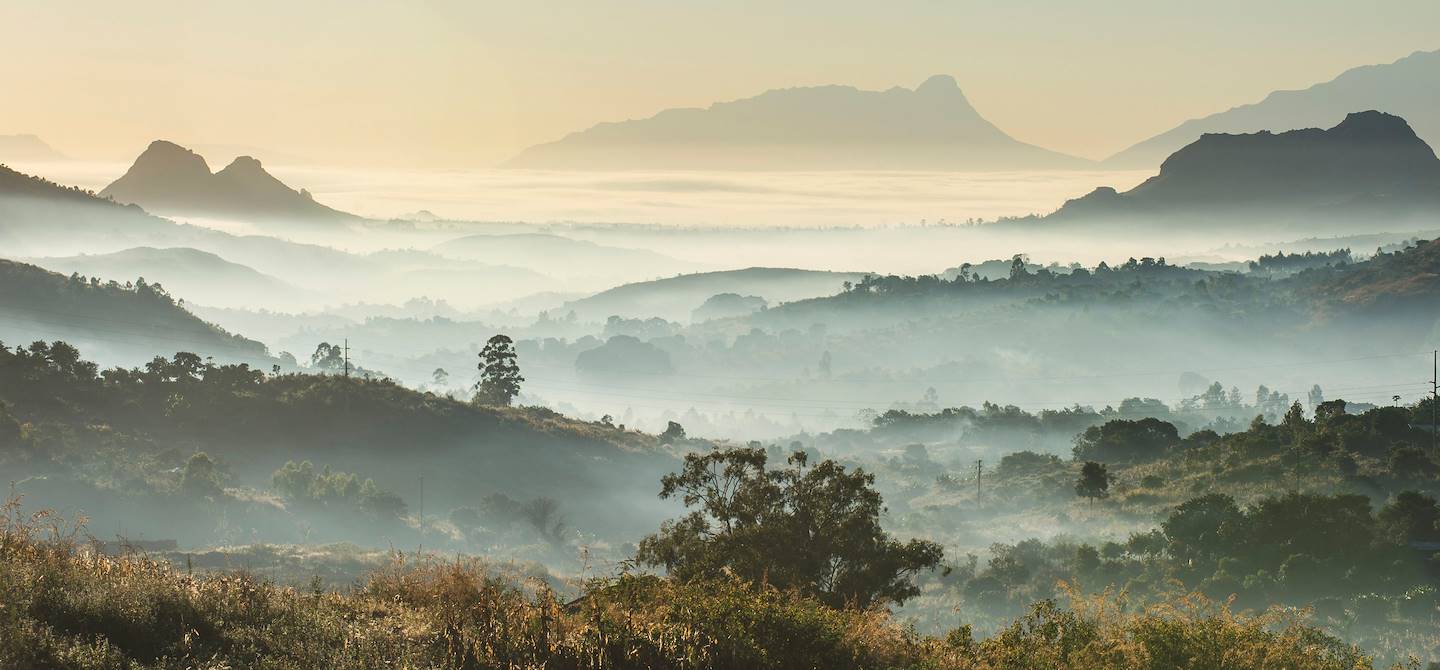 Lever du soleil et brouillard sur les montagnes entourant Blantyre - Malawi