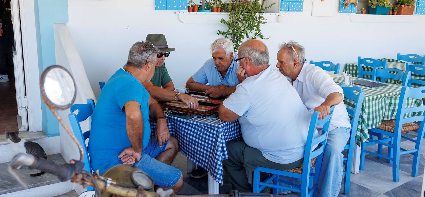 Hommes jouant au backgammon en terrasse - Tinos - Cyclades - Grèce