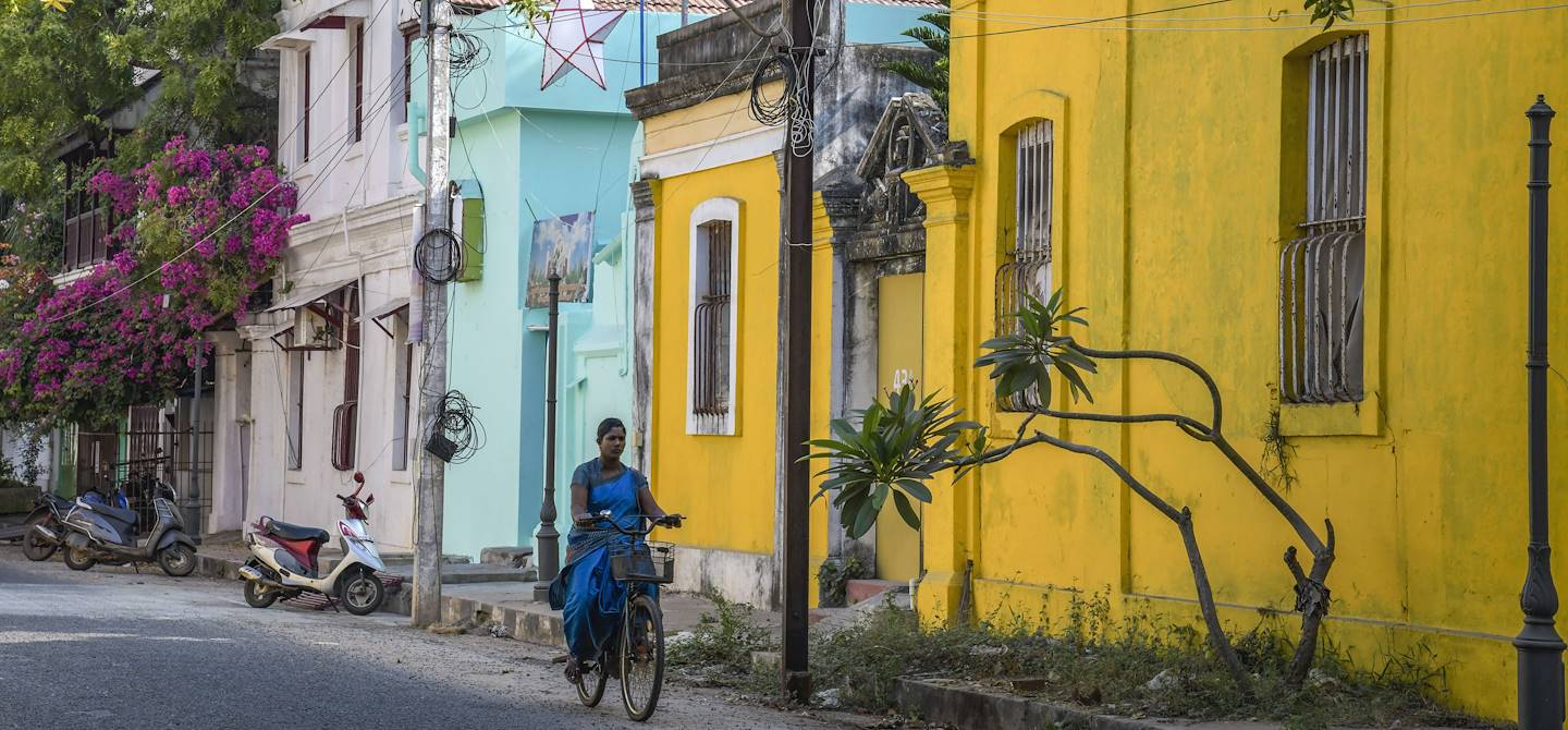 Femme à vélo dans une rue de Pondichéry - Inde