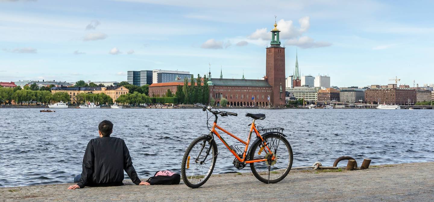 Homme à vélo devant le Stadshuset - Stockholm - Suède