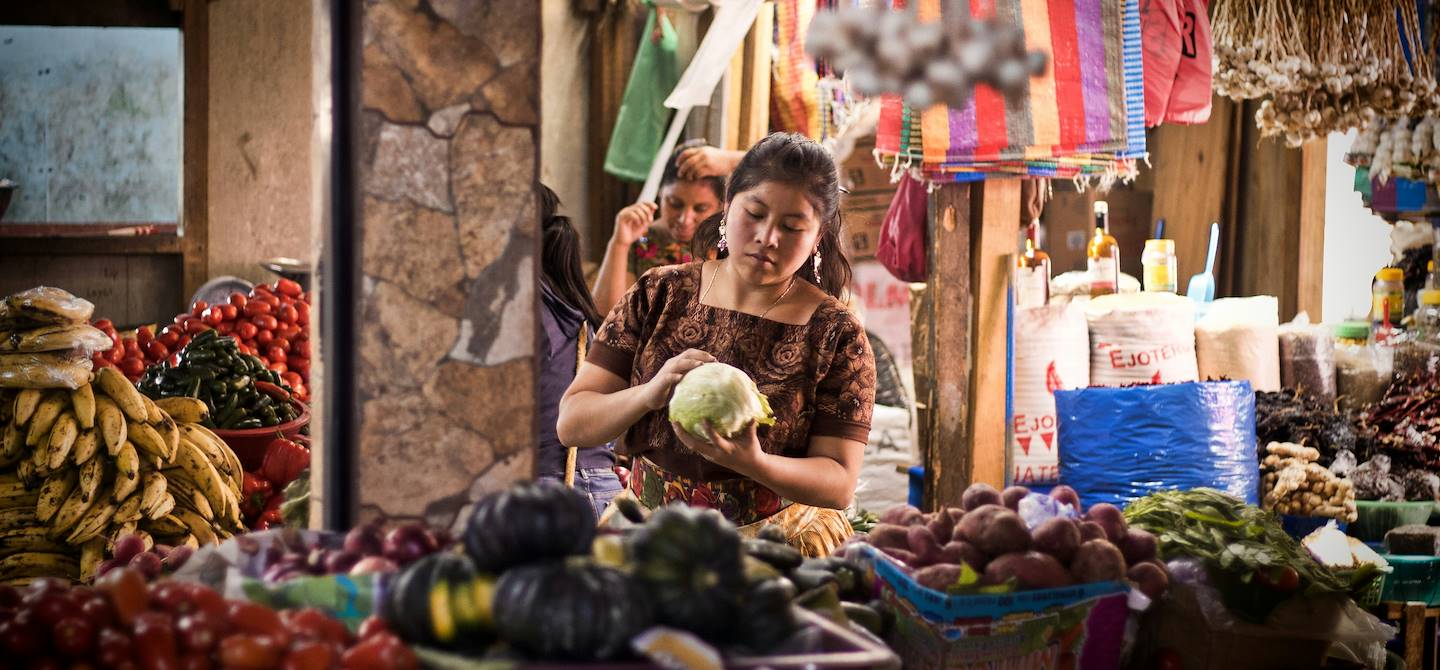 Femme dans un marché au Guatemala