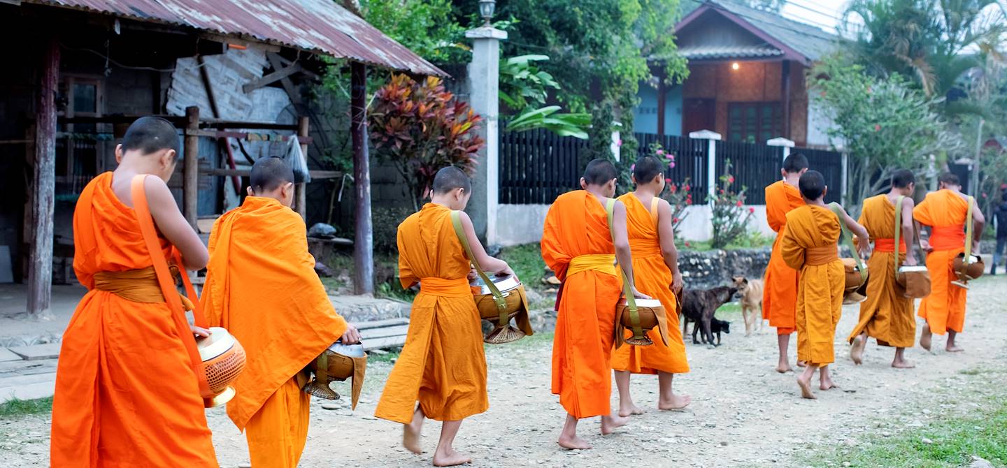 Défilé des moines pour l'offrande traditionnelle des fidèles - Muang Ngoi - Laos