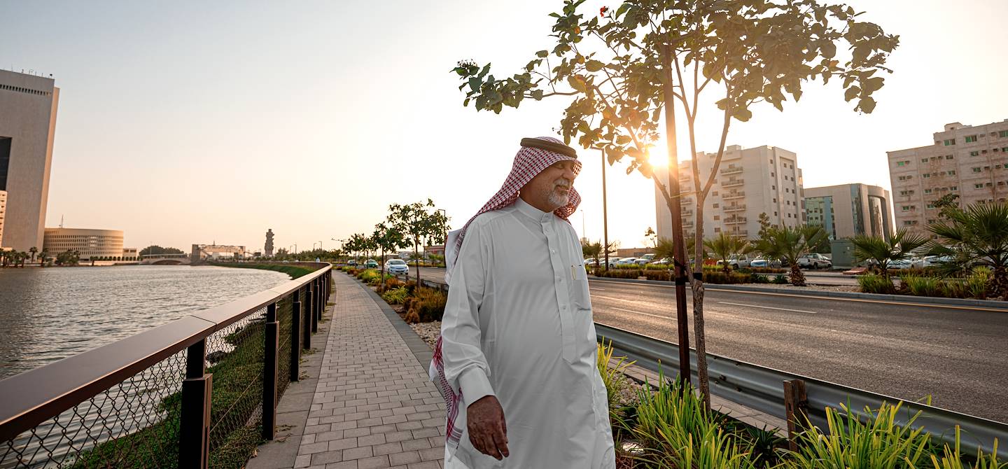 Homme marchant à Jeddah - Arabie Saoudite