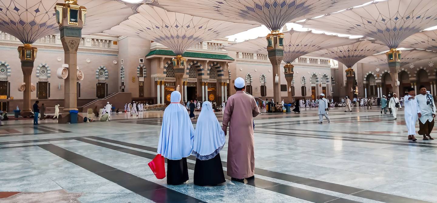 Famille visitant la magnifique mosquée Nabawi - Al-Madinah - Arabie Saoudite