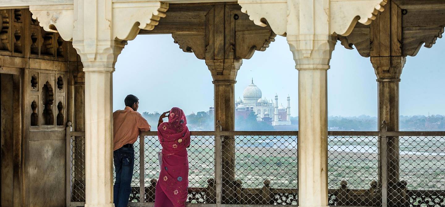 Couple devant le Taj Mahal - Agra - Etat de l'Uttar Pradesh - Inde