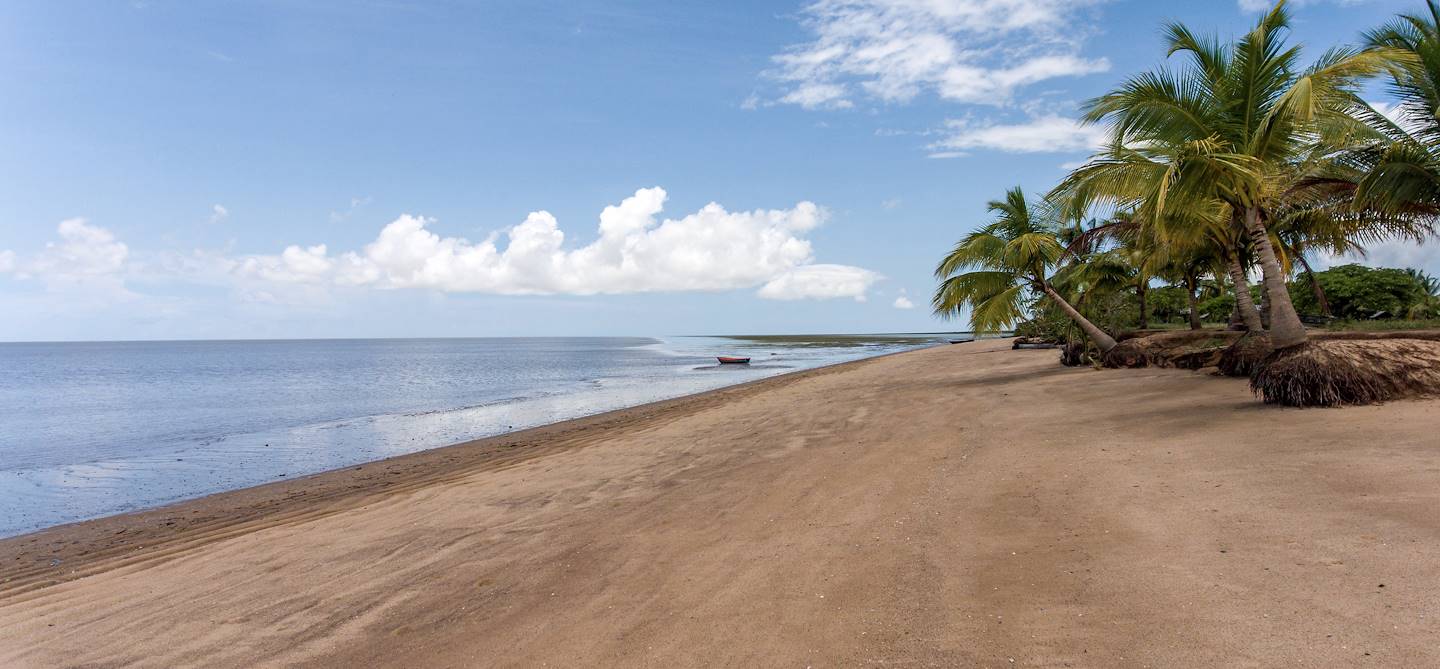 Plage à Awala-Yalimapo - Guyane