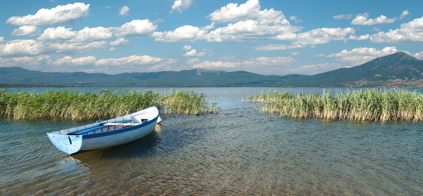 Barque sur un lac en Albanie