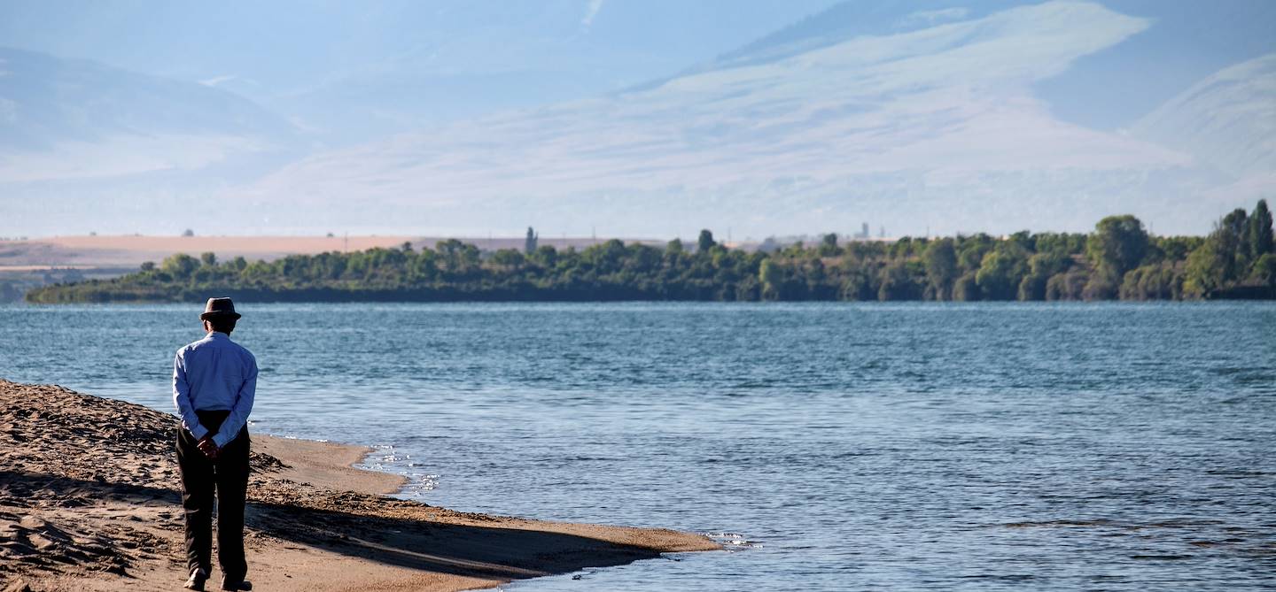 Vieil homme au bord du lac Issyk-Kul - Kirghizistan