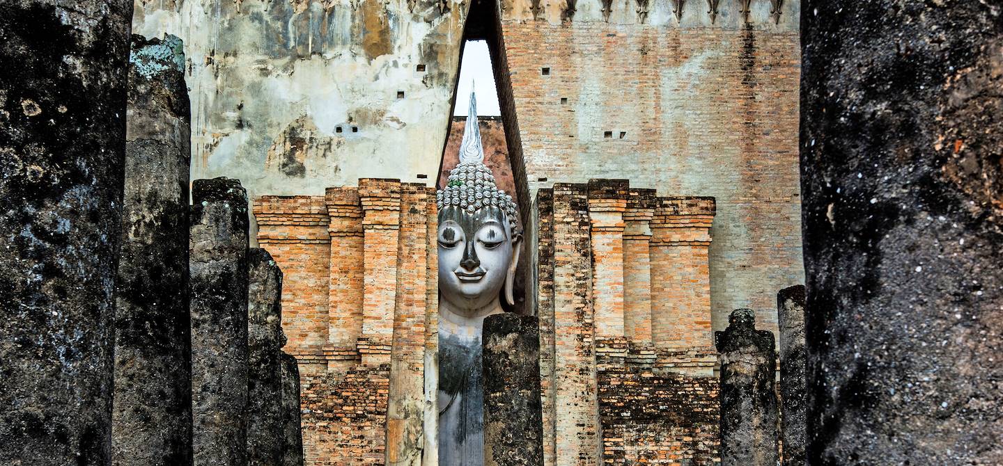 Statue de Bouddha dans le site historique de Sukhothaï - Thaïlande