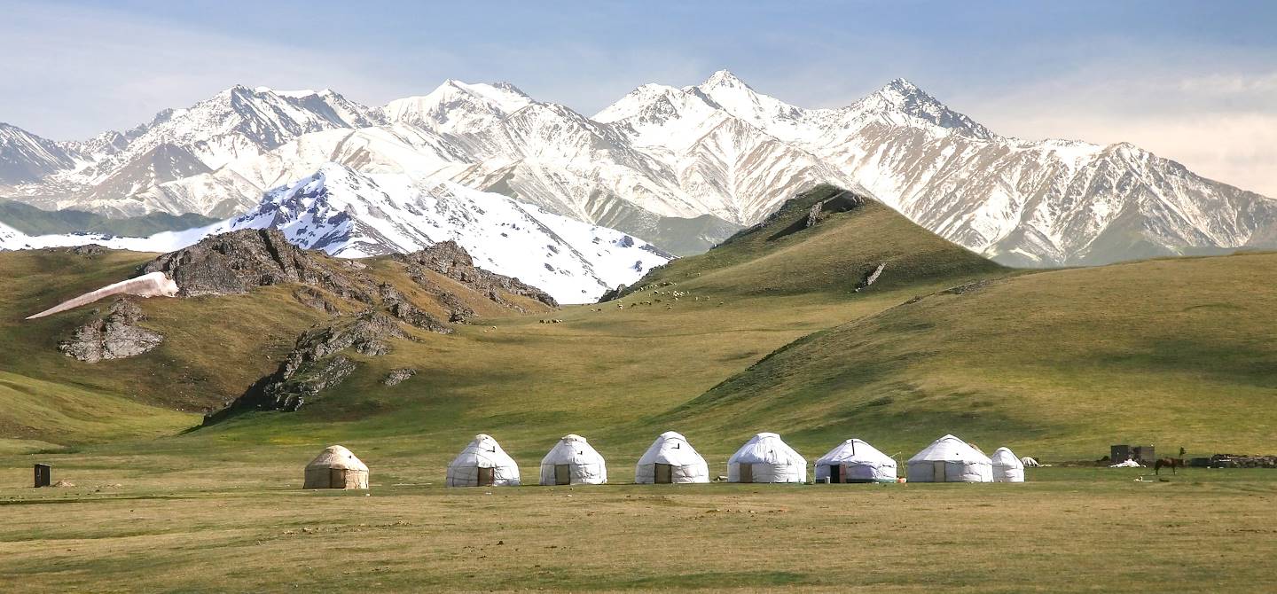 Campement de yourtes dans le massif de Tian Shan - Kirghizistan