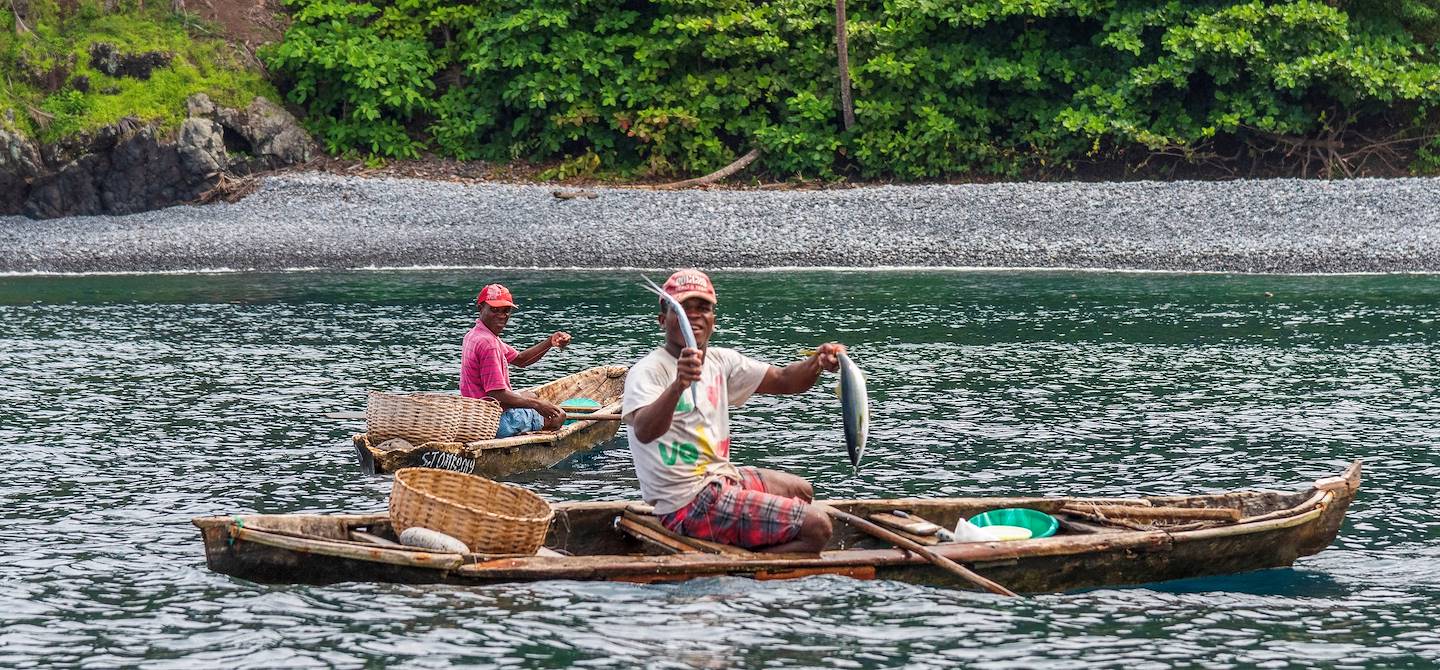 Pêcheurs montrant leurs poissons dans leur pirogue traditionnelle - Sao Tomé - Sao Tomé-et-Principe