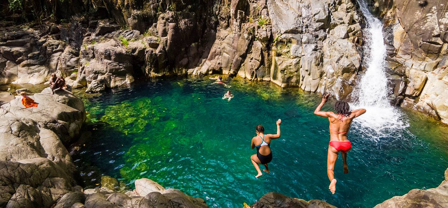 Enfants plongeant dans le Saut d'Acomat - Basse Terre - Guadeloupe