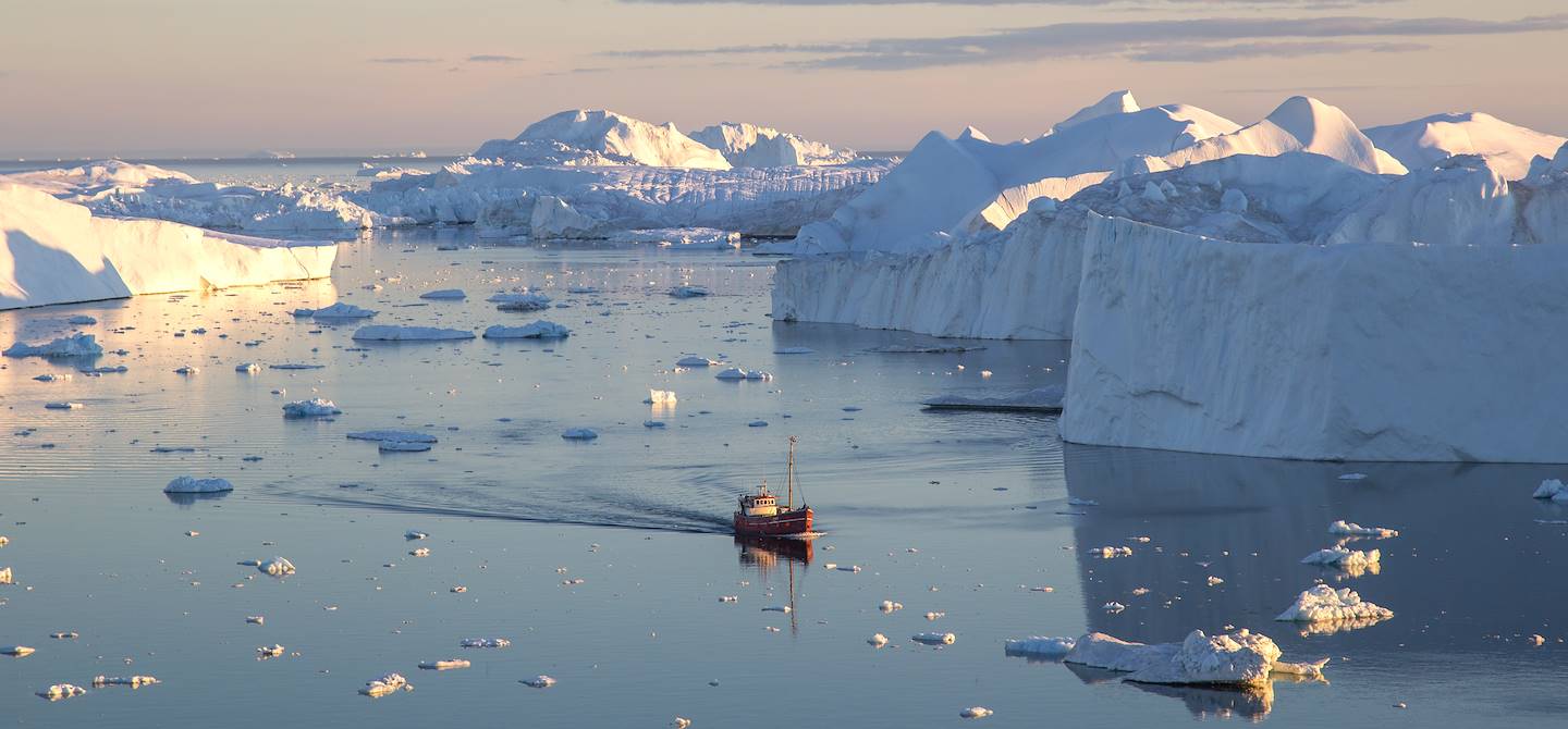 Bateau de pêche entre les icebergs - Ilulissat  - Groenland