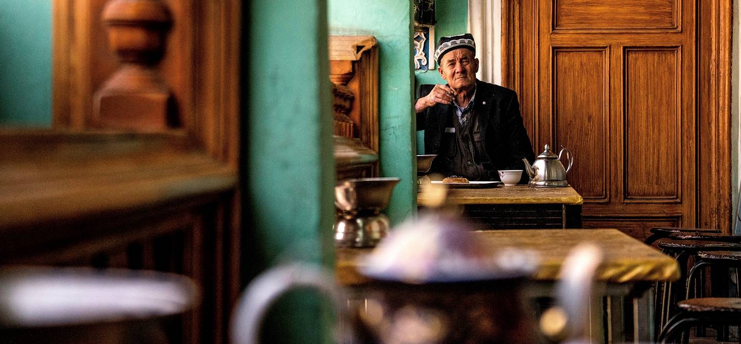 Homme dans un salon de thé en Ouzbékistan
