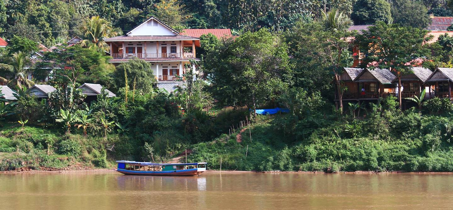 Maisons sur pilotis en bord de rivière - Province d'Oudomxay - Laos